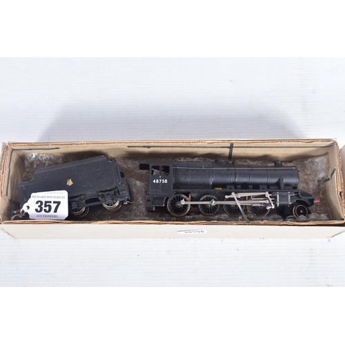 357 - TWO BOXED HORNBY DUBLO LOCOMOTIVES, Castle Class (Bristol Castle) missing nameplates No.7013, lined ... 