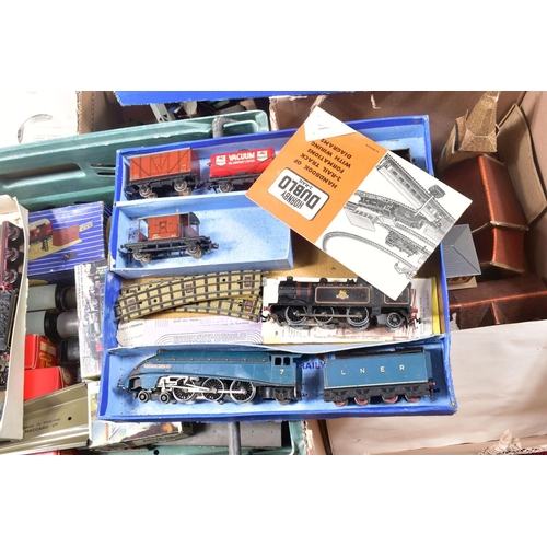 535 - A BOXED HORNBY DUBLO TANK GOODS SET, No.EDG17, with correct locomotive and rolling stock, with an un... 