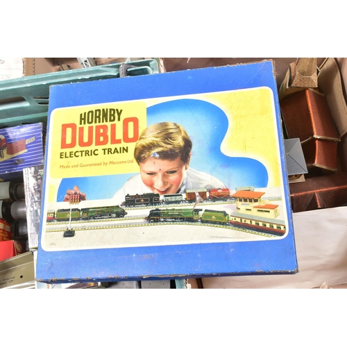 535 - A BOXED HORNBY DUBLO TANK GOODS SET, No.EDG17, with correct locomotive and rolling stock, with an un... 