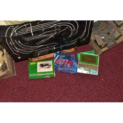 536 - A QUANTITY OF BOXED AND UNBOXED OO GAUGE LINESIDE AND SCENIC ACCESSORIES, TRACK AND CONTROLLER ETC.,... 