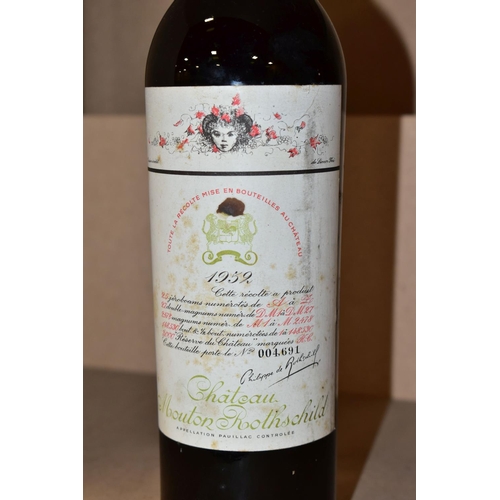 271 - CHATEAU MOUTON ROTHSCHILD 1952, 1er Cru Classe, cette bouteille porte le no. 004,689, fill level mid... 