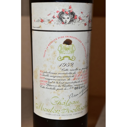 271 - CHATEAU MOUTON ROTHSCHILD 1952, 1er Cru Classe, cette bouteille porte le no. 004,689, fill level mid... 