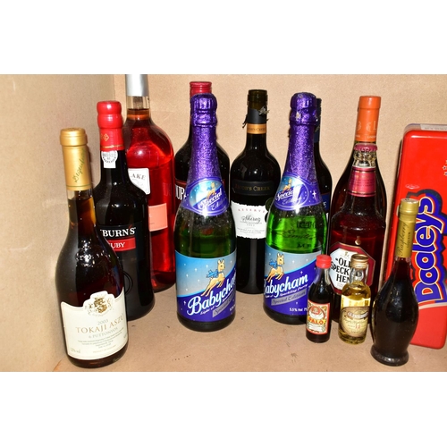 276 - ALCOHOL, Twenty-one bottles of mixed alcohol (including miniatures) comprising Blended Whiskies, War... 