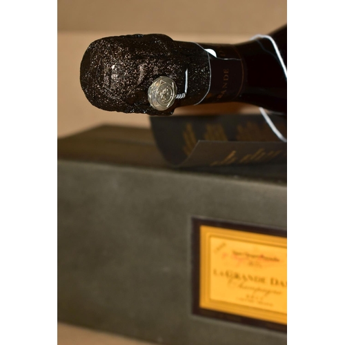 277 - VEUVE CLICQUOT 'LA GRANDE DAME' 1990 Brut Champagne 12.5% vol, 750ml, fill level 4cm below bottom of... 