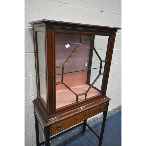 229 - AN EDWARDIAN MAHOGANY AND BOX STRUNG INLAID DISPLAY CABINET, the single astragal glazed door enclosi... 