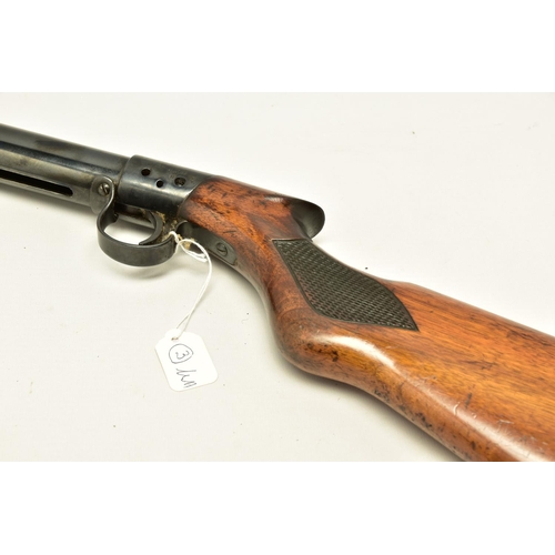 323 - AN ANTIQUE CLASSED .177  B.S.A. LIGHT PATTERN AIR RIFLE, serial number L32631, fitted with a 17  bar... 