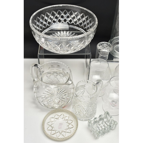 152 - A GROUP OF CUT CRYSTAL AND GLASSWARE, comprising five cut crystal whisky glasses, five cut crystal w... 