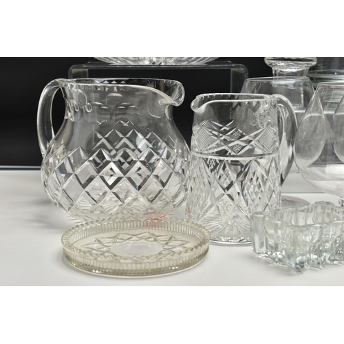 152 - A GROUP OF CUT CRYSTAL AND GLASSWARE, comprising five cut crystal whisky glasses, five cut crystal w... 