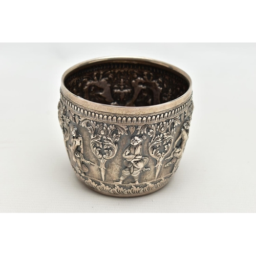 65 - A LATE 19TH / EARLY 20TH CENTURY INDIAN SILVER BOWL, the exterior cast in relief with figures betwee... 