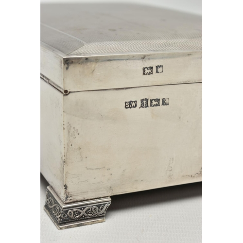 67 - AN ELIZABETH II SIVER TABLE CIGAR / CIGARETTE BOX OF RECTANGULAR FORM, engine turned hinged cover, p... 