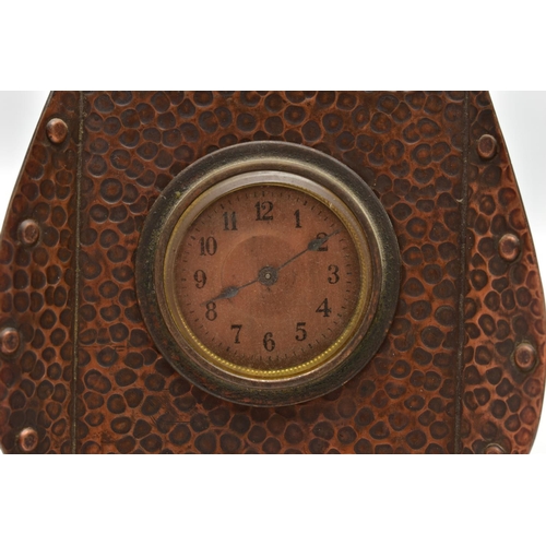 158 - AN ARTS AND CRATFS COPPER MANTEL CLOCK, the shaped rectangular case embossed with planished style fi... 