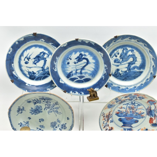 166 - A GROUP OF LATE 18TH AND 19TH CENTURY CHINESE PORCELAIN, comprising an 18th century blue and white t... 