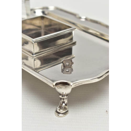 85 - AN EDWARDIAN SILVER GOLDSMITHS & SILVERSMITHS CO LTD DESK STAND OF SHAPED RECTANGULAR OUTLINE, fitte... 