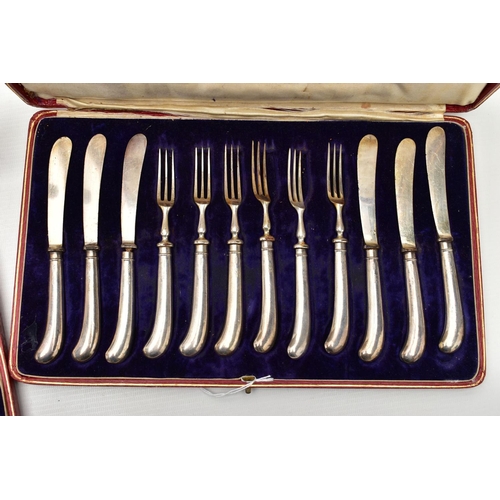 91 - A CASED GEORGE V SET OF SIX SILVER TEASPOONS, MATCHING SUGAR TONGS AND SIX SILVER HANDLED TEA KNIVES... 