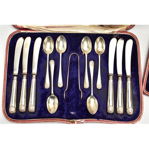 91 - A CASED GEORGE V SET OF SIX SILVER TEASPOONS, MATCHING SUGAR TONGS AND SIX SILVER HANDLED TEA KNIVES... 