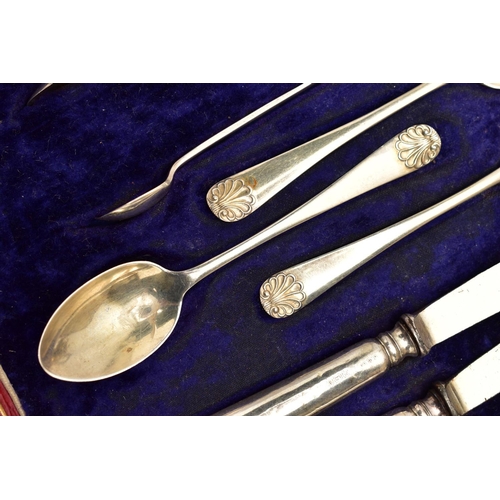 91 - A CASED GEORGE V SET OF SIX SILVER TEASPOONS, MATCHING SUGAR TONGS AND SIX SILVER HANDLED TEA KNIVES... 