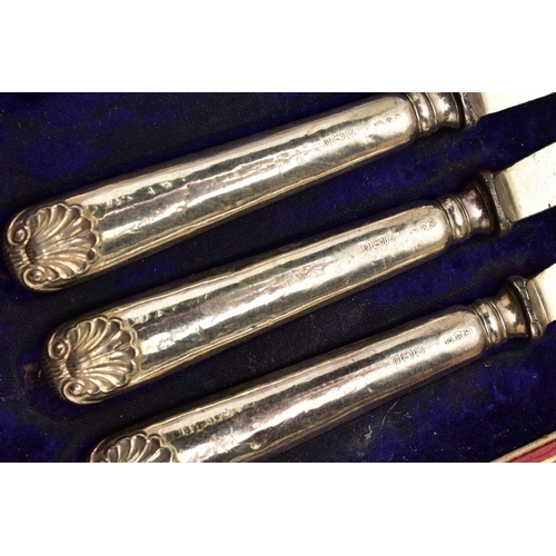 91 - A CASED GEORGE V SET OF SIX SILVER TEASPOONS, MATCHING SUGAR TONGS AND SIX SILVER HANDLED TEA KNIVES... 