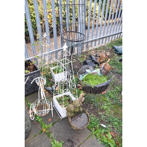 1015 - A QUANTITY OF METAL GARDEN STRUCTURES AND ORNAMENTS including two Japanese style Tea pots, a wire fr... 