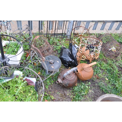 1015 - A QUANTITY OF METAL GARDEN STRUCTURES AND ORNAMENTS including two Japanese style Tea pots, a wire fr... 