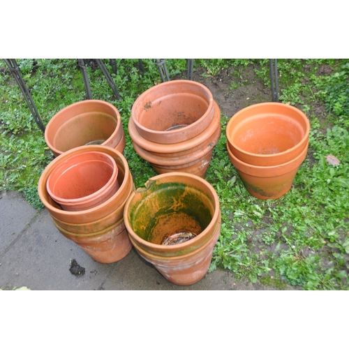 1025 - TWELVE MODERN TERRACOTTA PLANT POT the largest pair being 31cm in dimeter, the rest are very similar... 