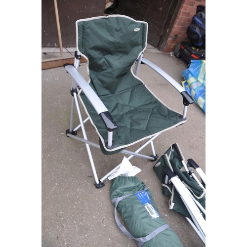 1075 - FIVE ITEMS OF GELERT CAMPING EQUIPMENT including a pair of folding chairs, a breeze break, a picnic ... 