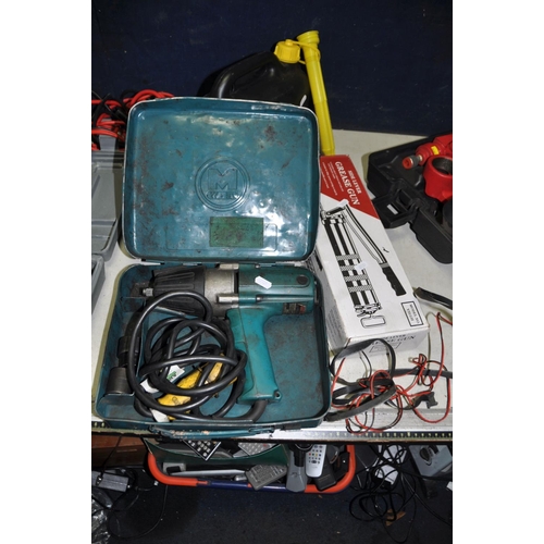 1105 - A SELECTION OF AUTOMOTIVE TOOLS, including a cased Sealey RE97/10.v3 10 tonne Hydraulic Body Repair ... 