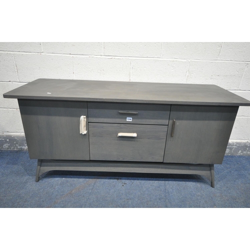 1246 - A MODERN GREY PAINTED LOW SIDEBOARD, with two sized drawers, flanked by two cupboard doors, length 1... 