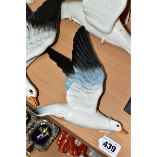 439 - THREE BESWICK SEAGULL WALL PLAQUES, of ascending sizes, style two, model no 922 - gloss, approximate... 