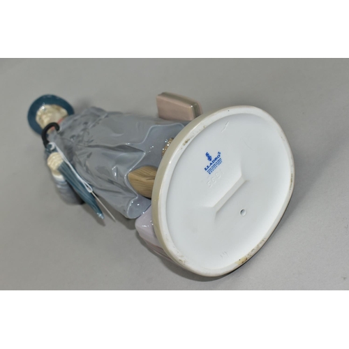 447 - A LLADRO 'ON THE ROAD' FIGURE, depicting a man with suitcase, briefcase and umbrella, no 5681, sculp... 