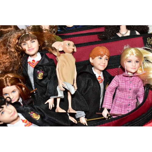 530 - A COLLECTION OF ASSORTED HARRY POTTER AND RELATED FIGURES, several still sealed in original packagin... 