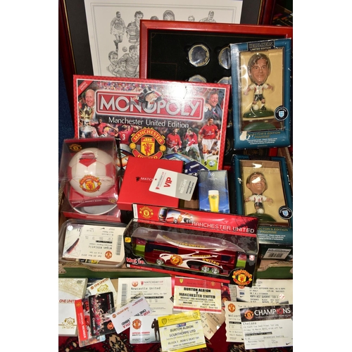 554 - ONE BOX OF MANCHESTER UNITED FOOTBALL ITEMS AND EPHEMERA, to include a wall display of the Mancheste... 