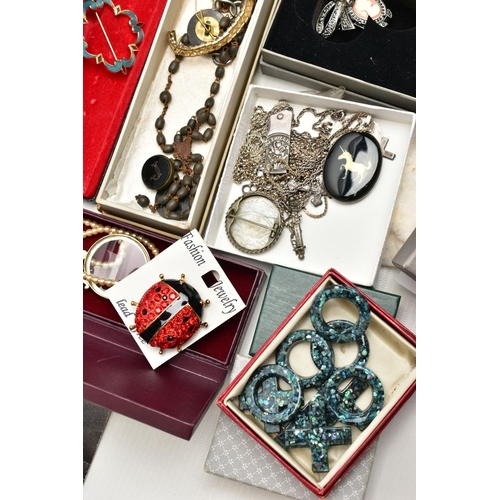 123 - A BOX OF ASSORTED SILVER AND COSTUME JEWELLERY, to include a silver ingot pendant set with a single ... 