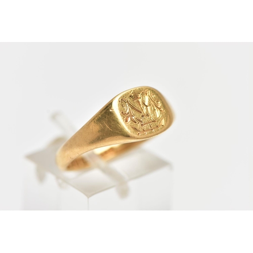 172 - AN 18CT YELLOW GOLD SINGET RING, of a square form with engraved initial monogram to the centre, poli... 