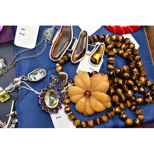 185 - A SELECTION OF COSTUME JEWELLERY, to include a 'Squadra Blu' spike pendant necklace with snake chain... 