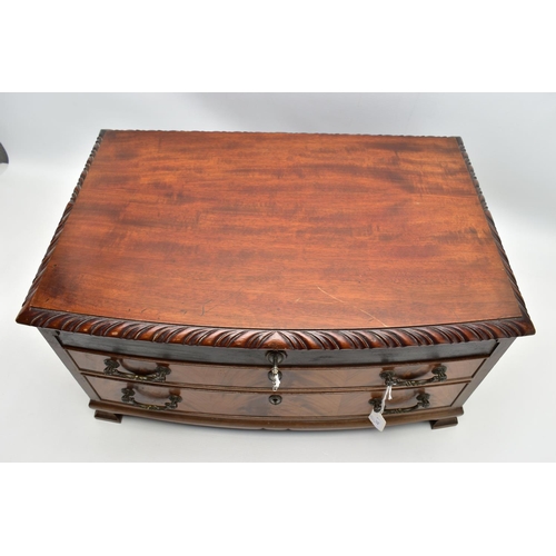 186 - AN EMPTY MAHOGANY CANTEEN, open top with key and two draws, raised on four small feet