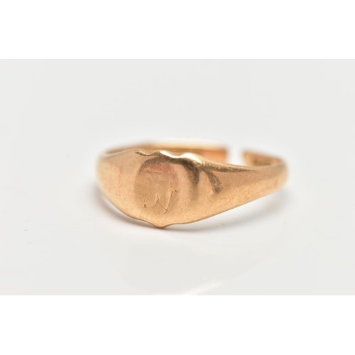 20 - AN EARLY 20TH CENTURY 18CT YELLOW GOLD SIGNET RING, of shield shape outline with initial monogram, t... 