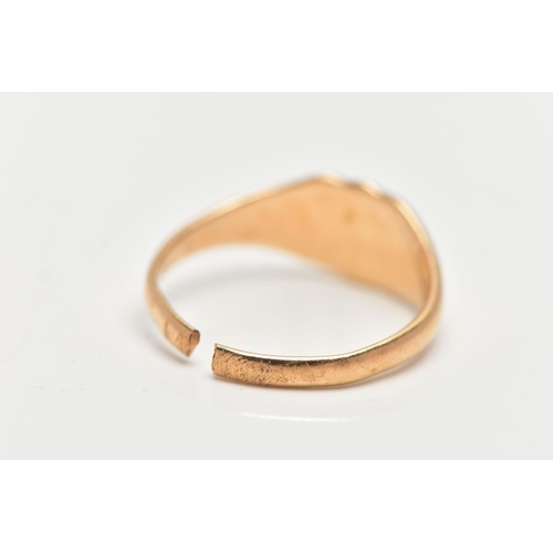 20 - AN EARLY 20TH CENTURY 18CT YELLOW GOLD SIGNET RING, of shield shape outline with initial monogram, t... 