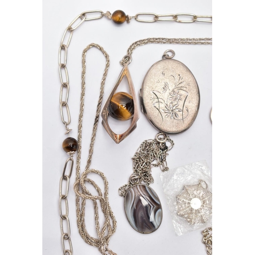 31 - AN ASSORTMENT OF SILVER AND WHITE METAL JEWELLERY, to include a silver agate pendant, hallmarked Lon... 