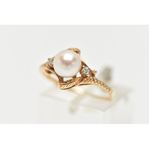 49 - A YELLOW METAL CULTURED PEARL RING, designed with a single cultured cream pearl with a pink hue to t... 