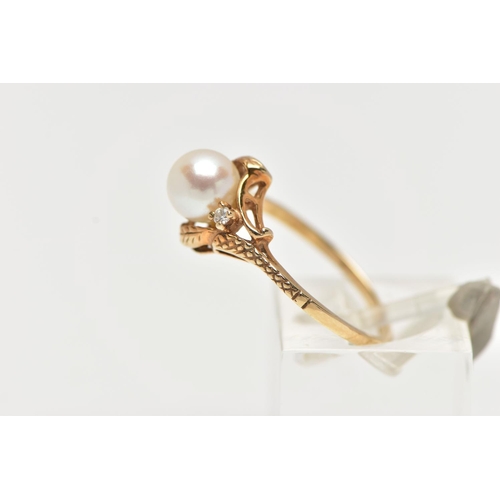 49 - A YELLOW METAL CULTURED PEARL RING, designed with a single cultured cream pearl with a pink hue to t... 