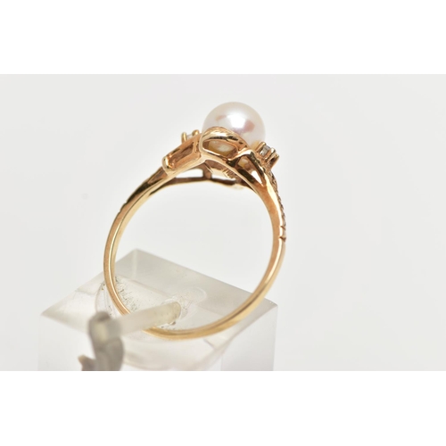 49 - A YELLOW METAL CULTURED PEARL RING, designed with a single cultured cream pearl with a pink hue to t... 