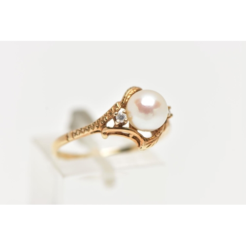 49 - A YELLOW METAL CULTURED PEARL RING, designed with a single cultured cream pearl with a pink hue to t... 