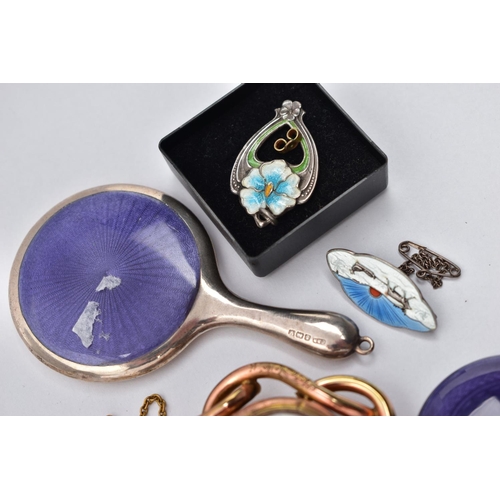 84 - A DAVID ANDERSEN SCENT FLASK AND BROOCH, ENAMEL BROOCH AND A GOLD PLATED CAMEO BROOCH, the scent fla... 