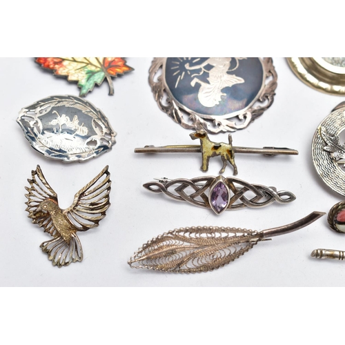 98 - A SILVER SCOTTISH BROOCH AND A SELECTION OF JEWELLERY, a circular brooch with a thistle design centr... 