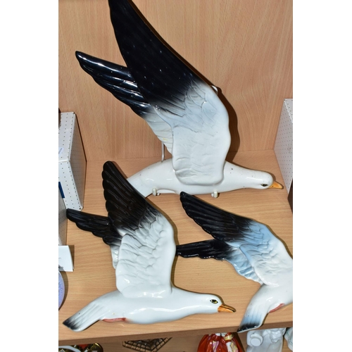 439 - THREE BESWICK SEAGULL WALL PLAQUES, of ascending sizes, style two, model no 922 - gloss, approximate... 