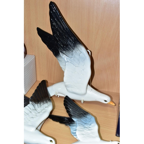 439 - THREE BESWICK SEAGULL WALL PLAQUES, of ascending sizes, style two, model no 922 - gloss, approximate... 