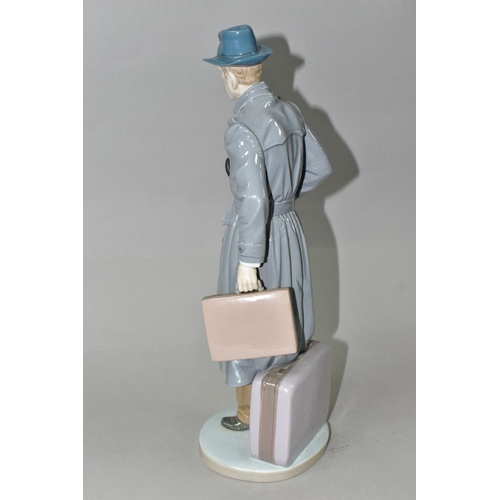 447 - A LLADRO 'ON THE ROAD' FIGURE, depicting a man with suitcase, briefcase and umbrella, no 5681, sculp... 