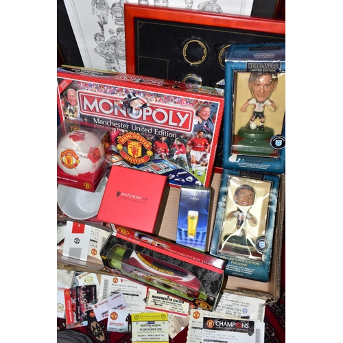 554 - ONE BOX OF MANCHESTER UNITED FOOTBALL ITEMS AND EPHEMERA, to include a wall display of the Mancheste... 