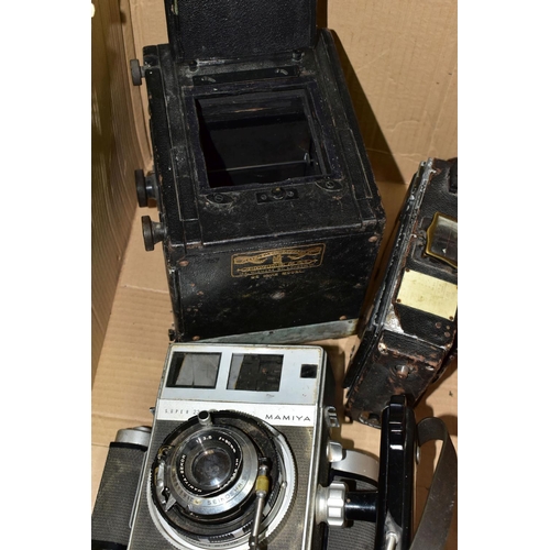 572 - AN ADAMS AND CO MINEX REFLEX DELUXE FILM CAMERA ideal for restoration( no lens or lens carrier), a M... 