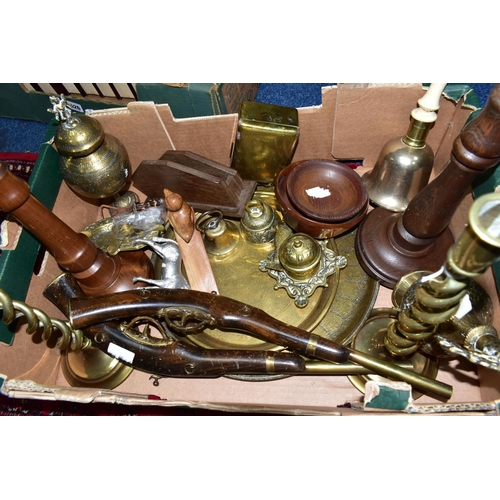 525 - ONE BOX OF BRASSWARE AND TREEN, to include an oak letter rack, brass cigarette box, ashtray, a pair ... 